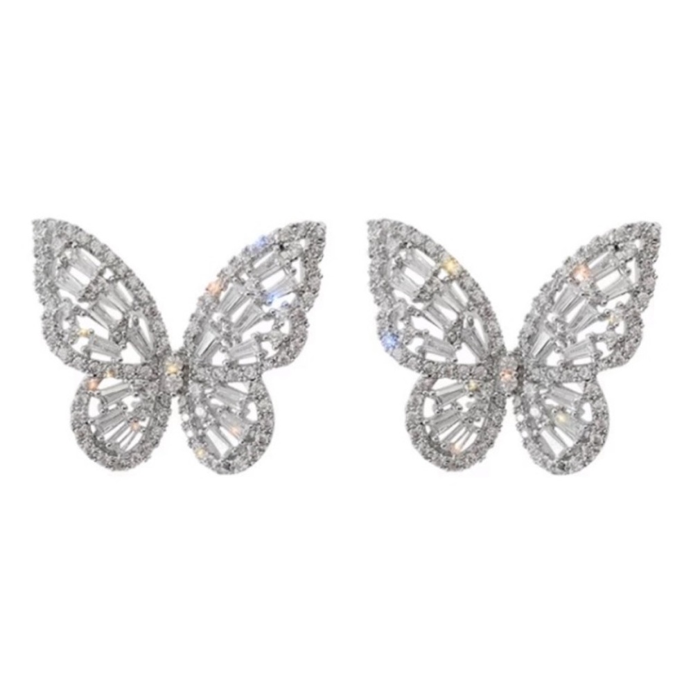 🦋NEW Gorgeous Silver Butterfly Stud Earrings🦋 - Picture 3 of 5